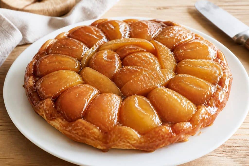 découvrez la recette traditionnelle de la tarte tatin avec des pommes caramélisées fondantes et une pâte brisée facile à réaliser pour un dessert gourmand et classique.
